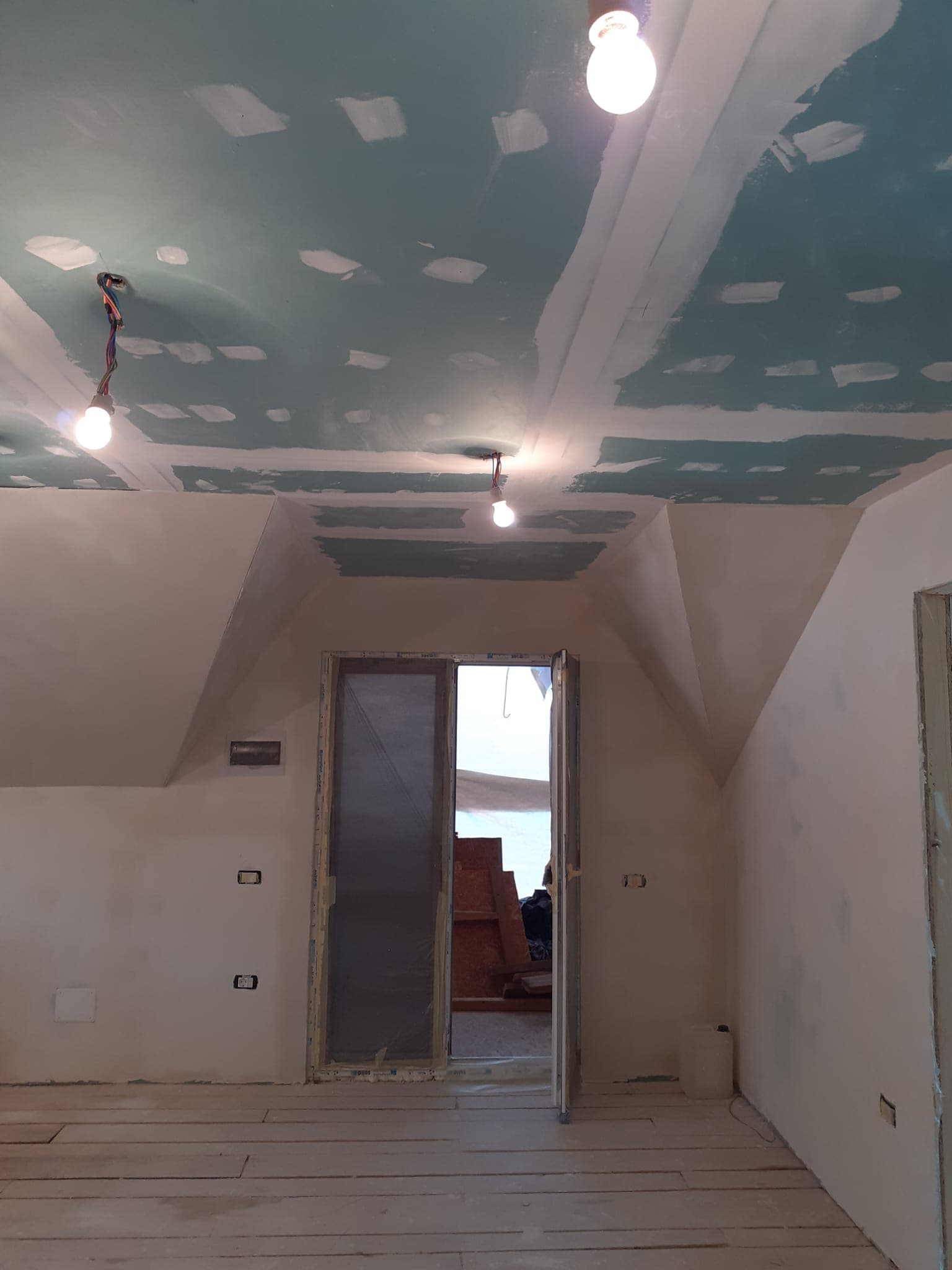 Detaliu suplimentar de mansardă finisată din portofoliul MIRACOLE TOTAL