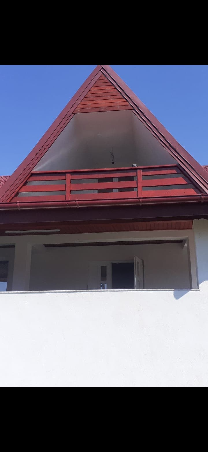Locuință modernă cu etaj și balcon realizată de MIRACOLE TOTAL 2