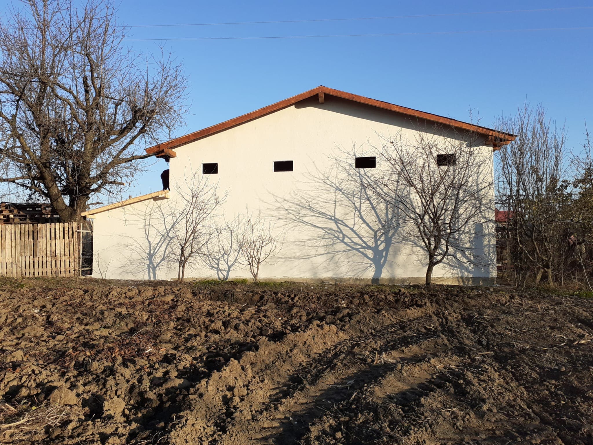 Casă cu finisaje exterioare și acoperiș finalizat realizată de MIRACOLE TOTAL